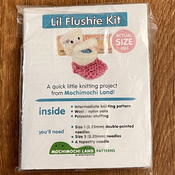 Mochimochi Land Knit Lil Flushie Toilet Amigurumi Kit - Picture 2 of 6